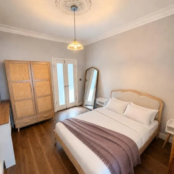 Entire Private Guest Suite in London, Hotel in London