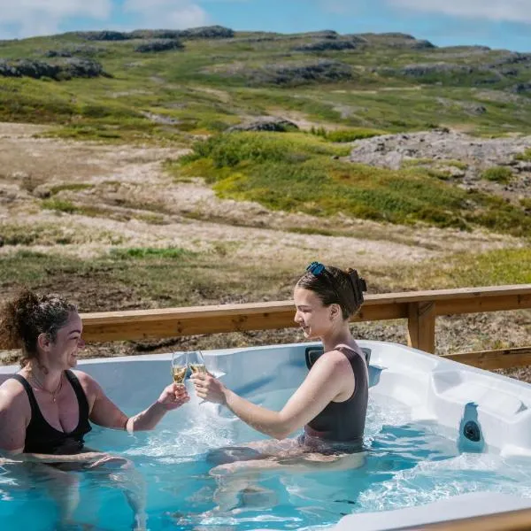 Hvammur 10 with private hot tub, viešbutis mieste Kaldrananes