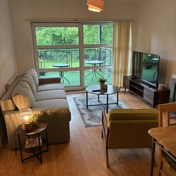Didsbury 2-bed with Free Parking & 2 Balconies, ξενοδοχείο στο Μάντσεστερ