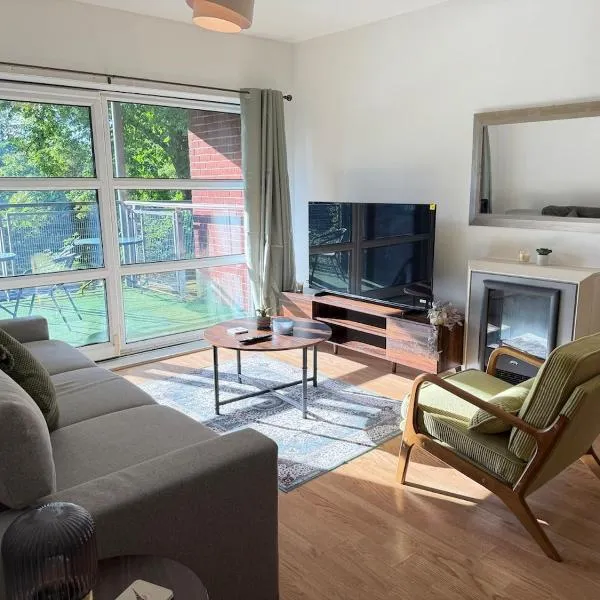 Didsbury 2-bed with Free Parking & 2 Balconies, hôtel à Manchester