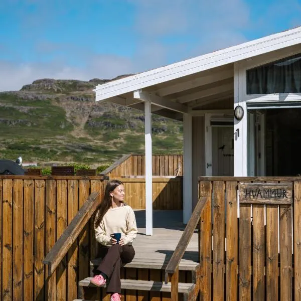 Hvammur 1 with private hot tub, hotell i Drangsnes