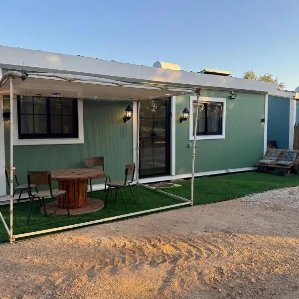 הבקתה של גדי, hotel din Kfar Yehezkel