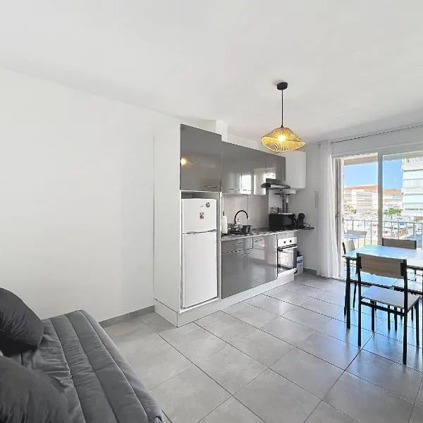Air-conditioned apartment on the port side, hotel din Canet-en-Roussillon