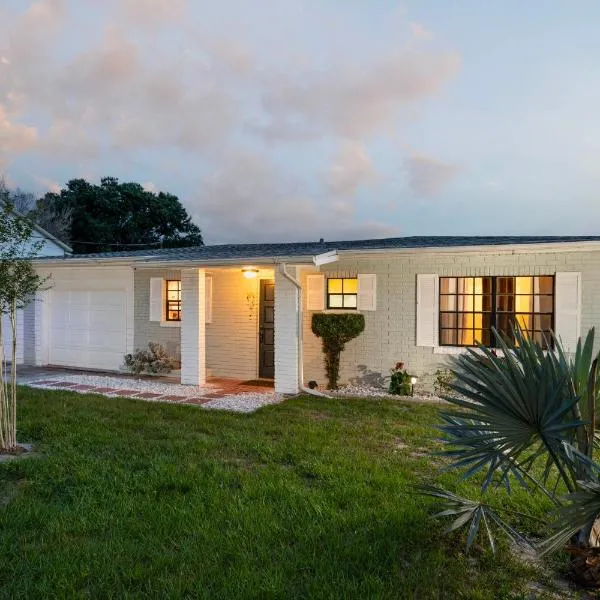 Hook, Line & Leisure: Lakefront Gem w/ Porch!, hotell i Winter Haven