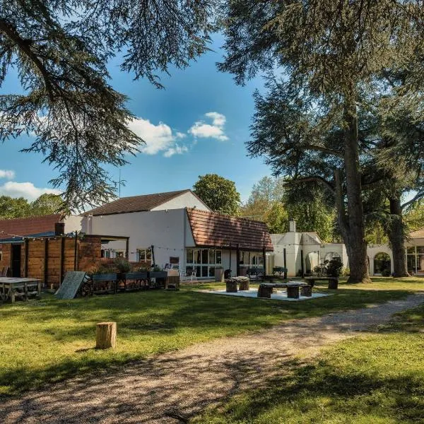 Hotel Mercure Parc du Coudray - Barbizon, hotel u gradu 'Le Coudray-Montceaux'