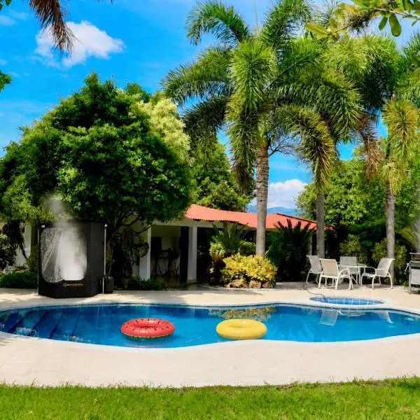 Villa de lujo, 20 min Buga con Piscina privada, BBQ y MÁS, hotel in Guacarí