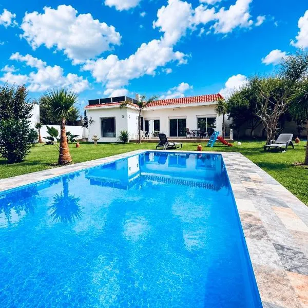 Luxury Villa with Pool & Garden5km from Cabo, hotel di Tetouan
