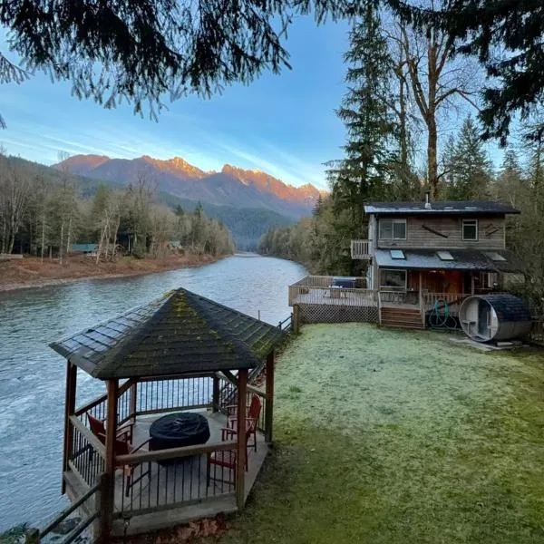 Riverfront Retreat Hot Tub Sauna Yard Gazebo and VIEWS, hotel sa Gold Bar
