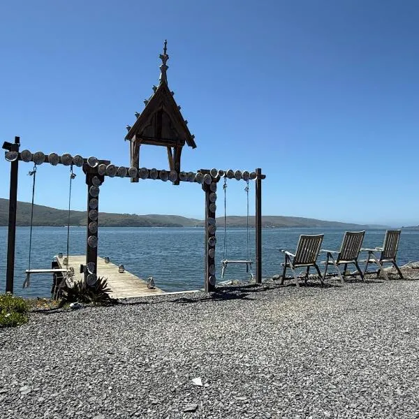 Waterfront Carriage House on Tomales Bay with Dock, hotell i Marshall