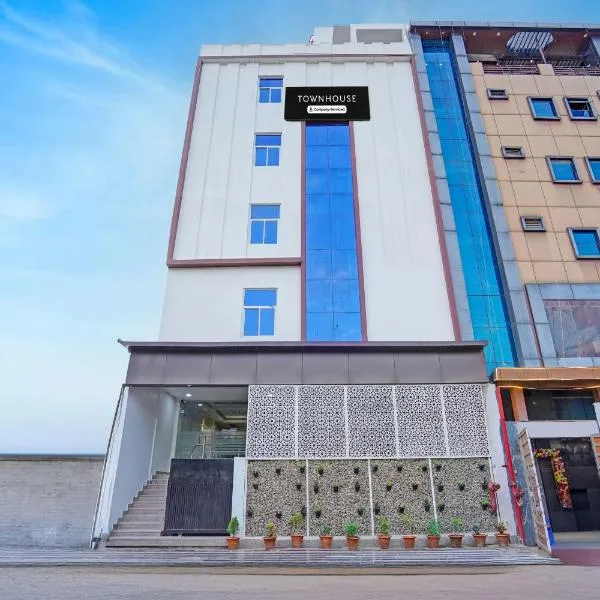 Super Townhouse Vikas Nagar Lucknow Formerly Wave BLU، فندق في لاكناو