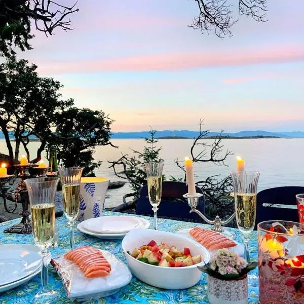 Waterfront Escape in Nanoose Bay with breakfast, Hotel in Nanoose Bay