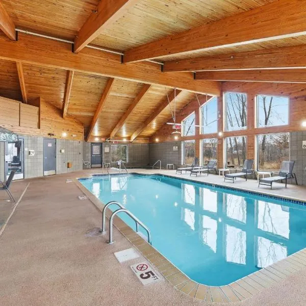 AmericInn by Wyndham White Bear Lake St. Paul、White Bear Lakeのホテル