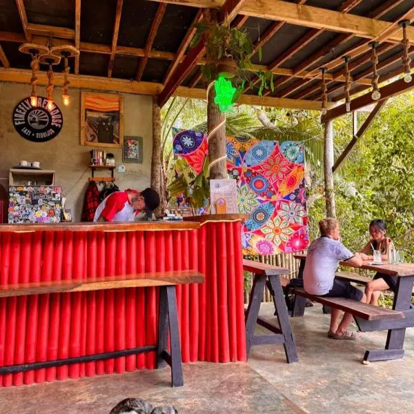 Firefly Treehouse Cafe and Bar, ξενοδοχείο σε Ytaya