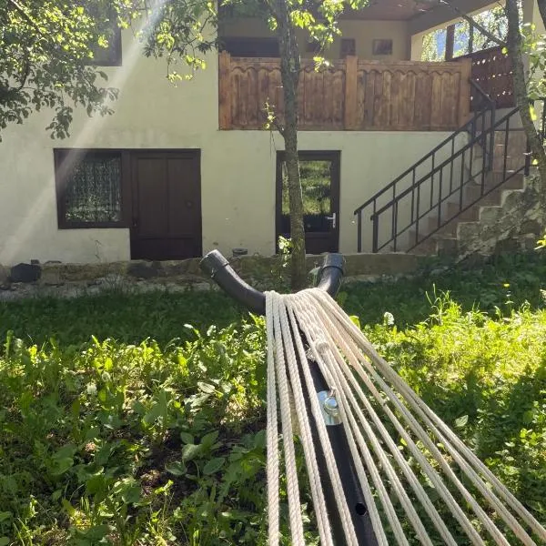 Irina's Guesthouse, hotel u gradu Mestija