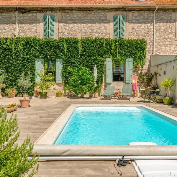 Aux Portes Des Alpilles, hotel in Saint-Martin-de-Crau