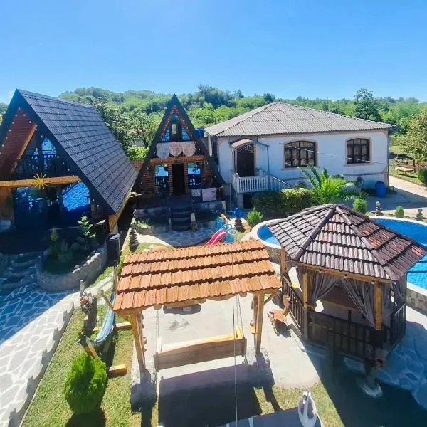 Sunny Cottage، فندق في مارتيفيلي