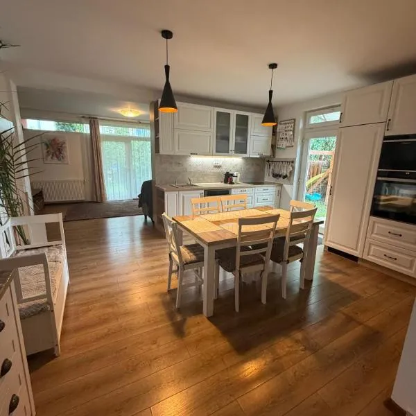 Harmony Haven - Spacious 4BR House with Free Parking, hotel v Kluži