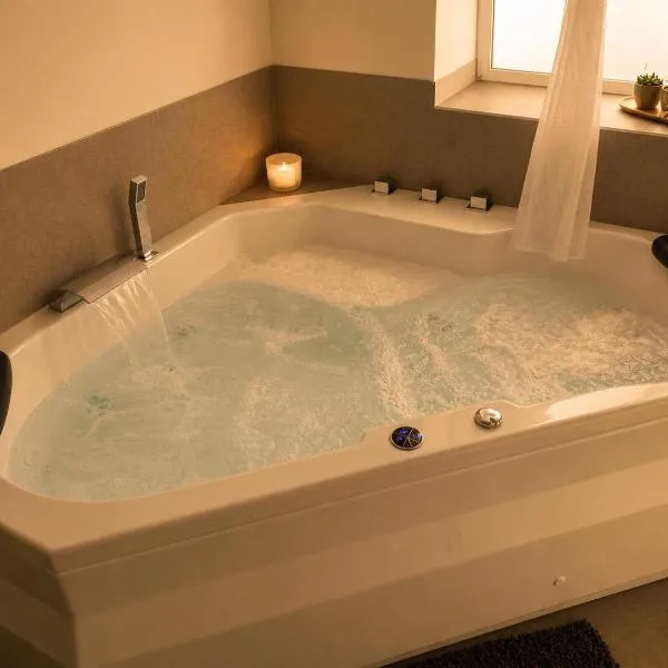 Luxus Privat-Spa mit Whirlpool, Sauna & Heimkino, hotel u gradu 'Grub am Forst'
