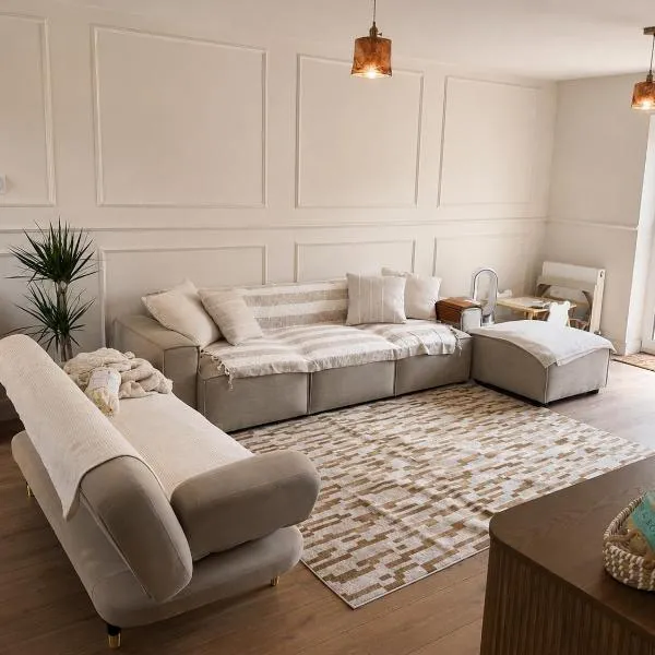 Modern Gated House and Secure Parking & Patio, hotelli kohteessa Thornton Heath