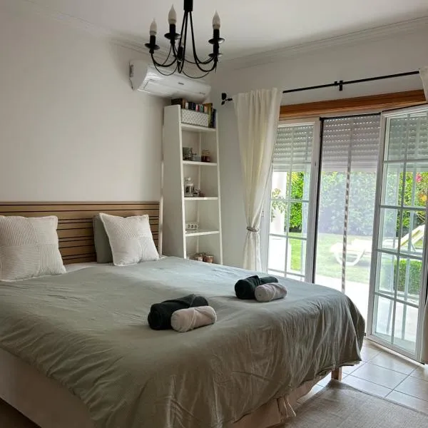 Conjó - Golf & Beach Apartment Praia del Rey โรงแรมในAmoreira