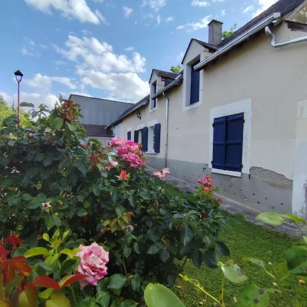 Maison plain pied, 2 chambres, longère typique , fraiche, dans bourg avec tous commerces, hotel in Luçay-le-Mâle