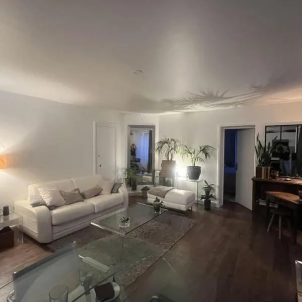 Bright apartment with canal view, отель в Сен-Дени