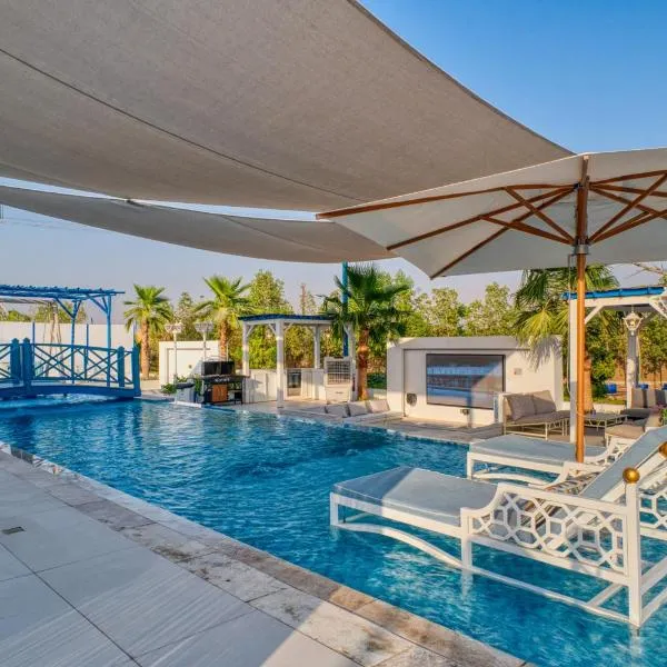 Santorini Private Villa 40 Meters Pool Blue feeling, hotelli kohteessa Ras al Khaimah