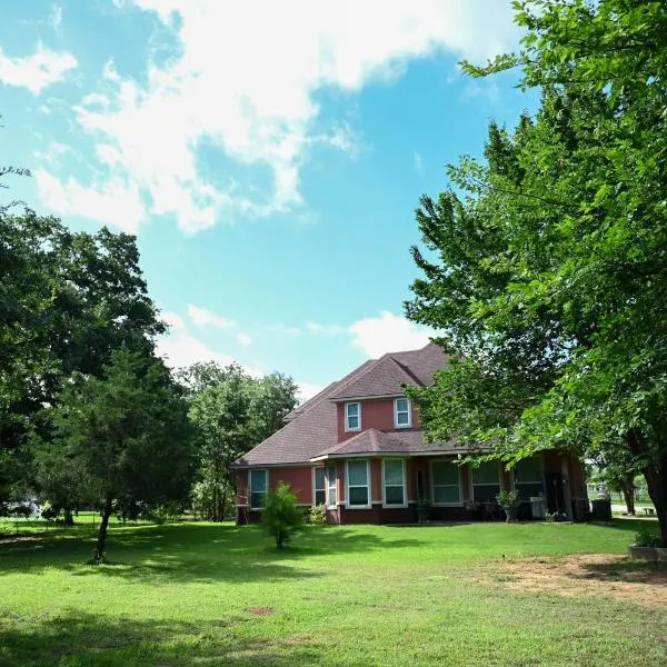 Spacious 5BR Home, hotel i Mansfield