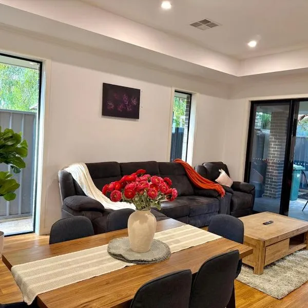 Modern 3 bedroom home Near AIRPORT &CBD, hotel en Keswick