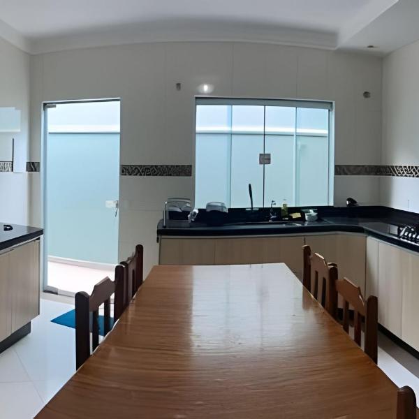 Casa individual com 3 quartos, ar-condicionado e garagem