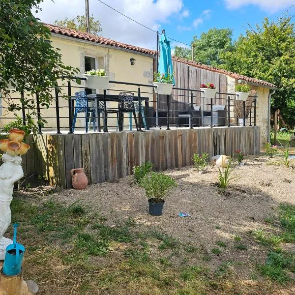 Cottage de charme, terrasse, Climatisation, 15 minutes de Rochefort, hotel in Cabariot