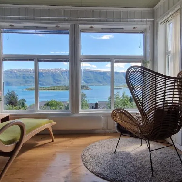 Main floor, Lyngen Alps, sauna included, hotel in Lyngseidet