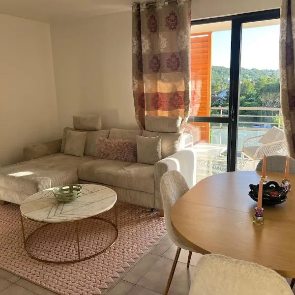 Charming, quiet apartment with a view, hotell i Étrembières