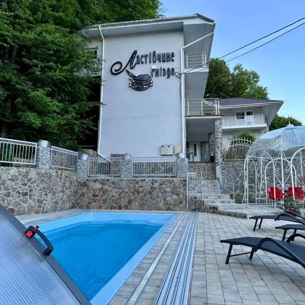 Ластівчине гніздо: Shayan şehrinde bir otel