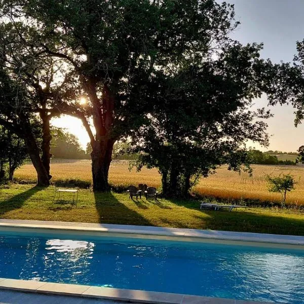 La petite maison de Valérie avec piscine proche Revel, Saint Ferréol, Puylaurens et Castres, hotel din Lempaut
