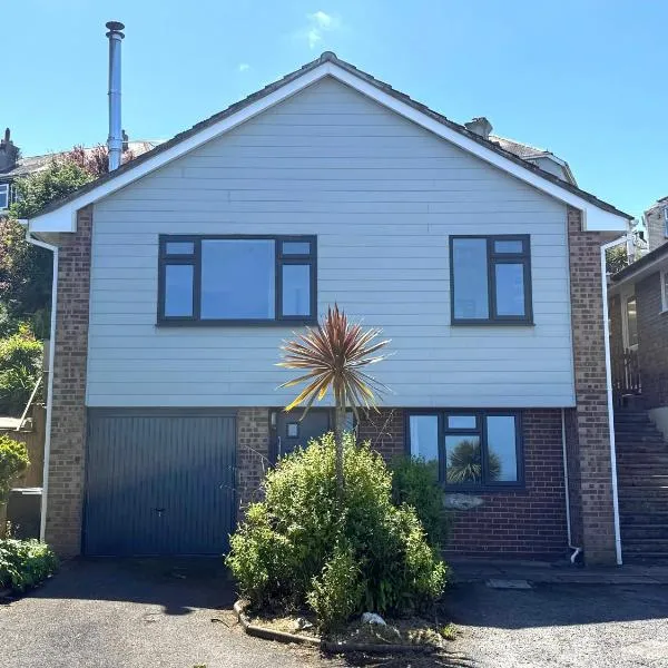 3 bedroom property, private parking, stunning ocean views, 9 min walk to beach, sleeps 6、イフラクームのホテル