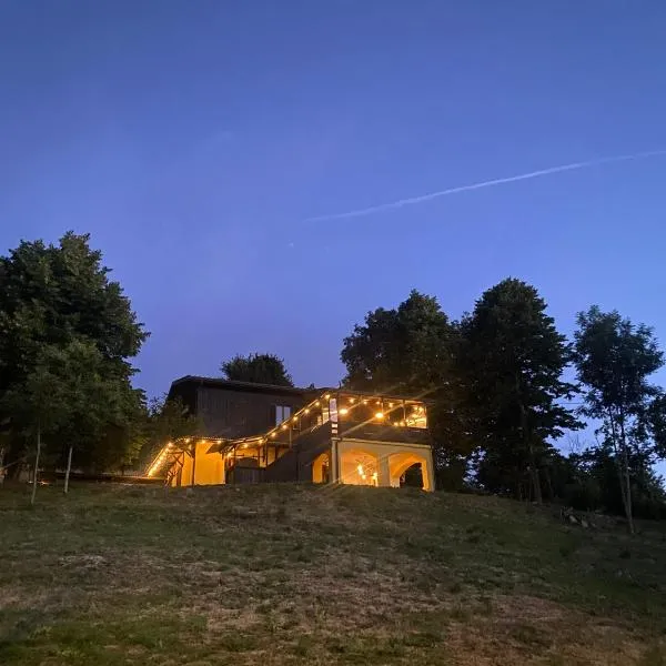 Shangri-La Travellers' Hostel, hotel in Castel dellʼAlpi
