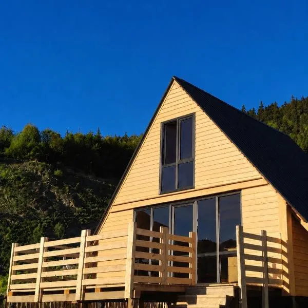 Wooden cottage in Svaneti, hotel u gradu Mestija