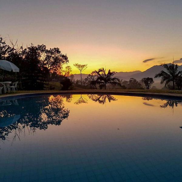 Chalé espaçoso c/ lareira, sauna e piscina.