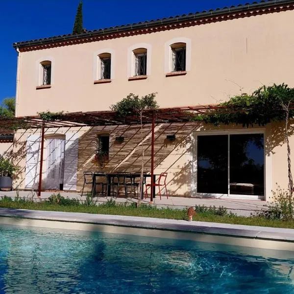 La petite maison de Valérie avec piscine proche Revel, Saint Ferréol, Puylaurens et Castres、Lempautのホテル