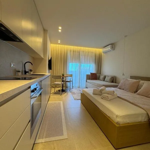 Modern Oasis - 5-Min Walk to Beach, hotel en Golem