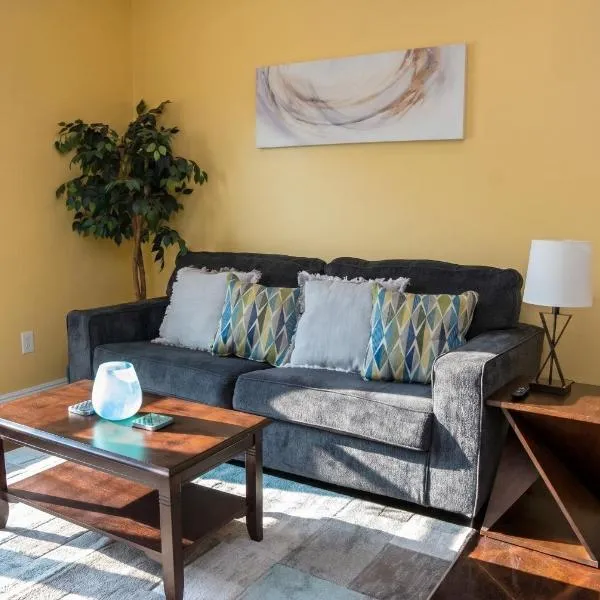 Ground Floor, 3BR 2BA, King Beds, WD, Parking -E-, hotel en Moss Point