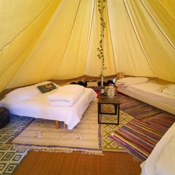 Tipi coloré à la Ferme à la plage, Hotel in Le Porge