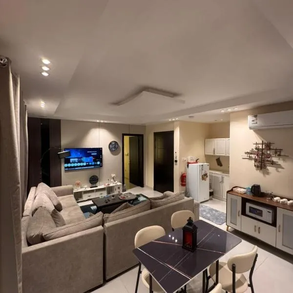 شقة فاخره غرفه وصاله واسعه طاولة طعام, hotel en Al Khobar