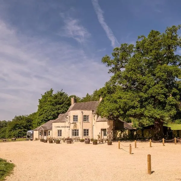 Tunnel House Inn، فندق في Gloucestershire