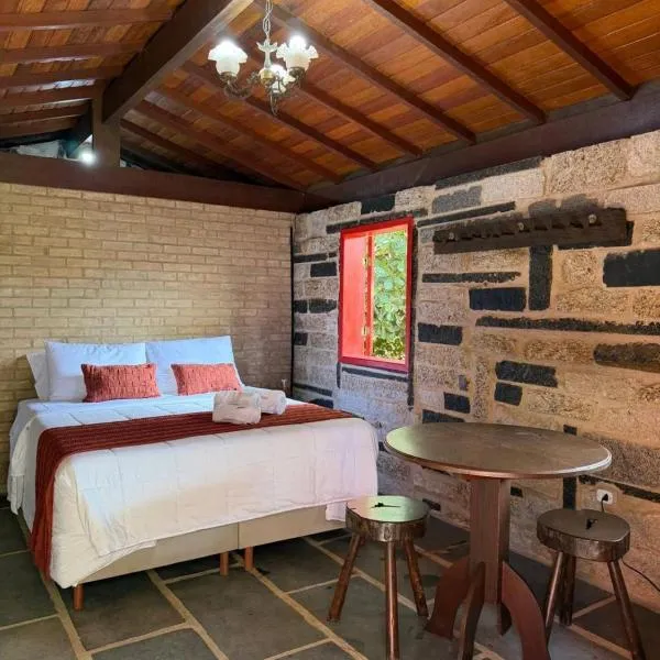 Casa Carrara, um Refúgio de Pedra na Mata - Chalés Flor dos Manacás – hotel w mieście Santa Teresa