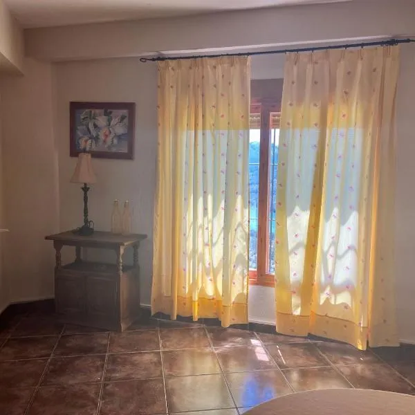 Apartamentos Esencia vistas al embalse 2, отель в городе Орнос