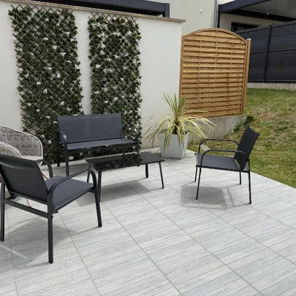 F2cosy climatisé avec terrasse&jardin- Parking Privé - Disneyland à 10 min, hotell i Montry