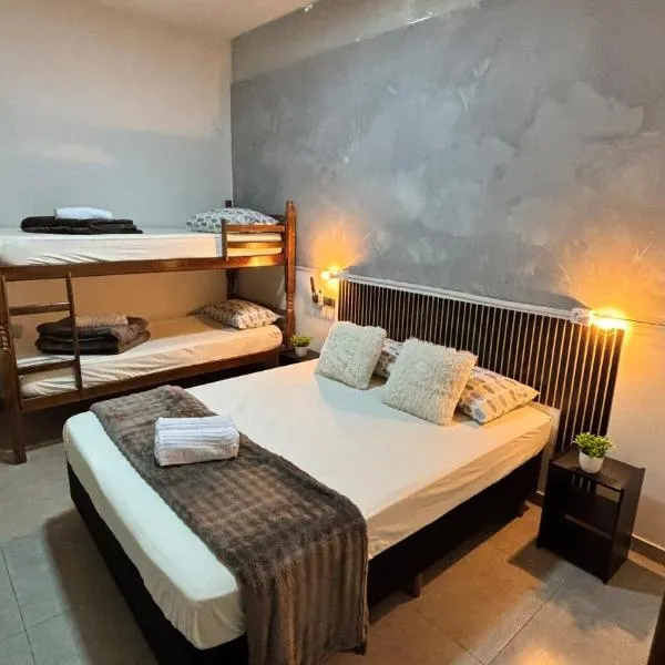 Apto Bandeirantes PR - Tv Smart, Ar condicionado, Frigabar, Wifi, hotell i Bandeirantes