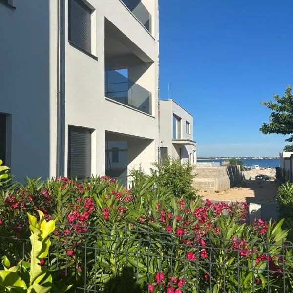 Apartment Rue - 40 meters from the sea and beach, hótel í Privlaka